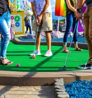 一群人在游乐园里打高尔夫球