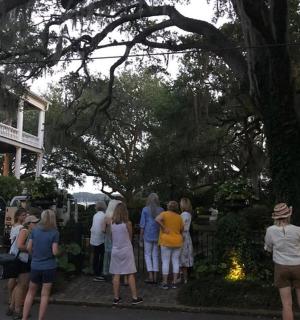 一群人站在屋外