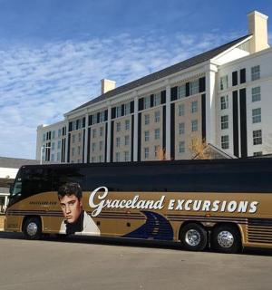 a bus is parked in front of a building