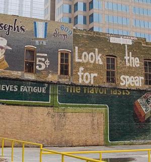 budova s malbou na boku