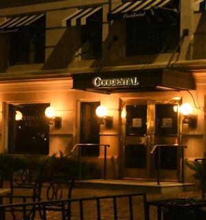 restaurace se stoly a židlemi venku v noci