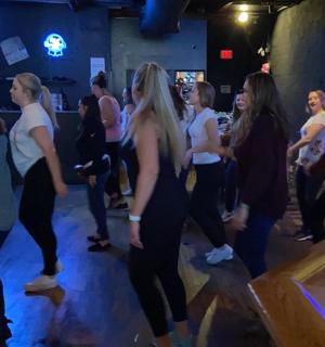 skupina žen tančících v místnosti