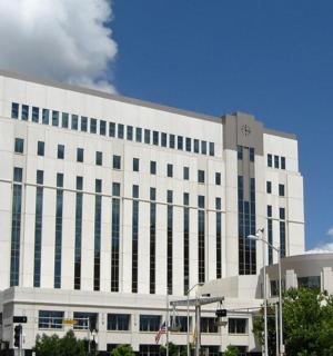 velká bílá budova s mnoha okny