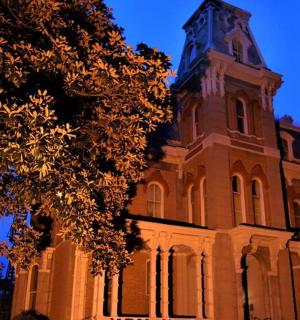 vysoká budova s hodinovou věží na vrcholu