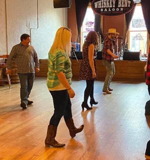 skupina lidí tančících na tanečním parketu