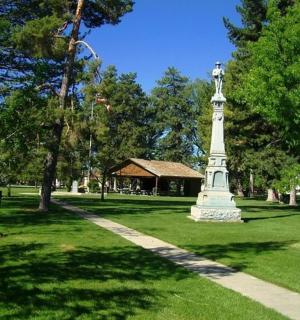 a statue in the middle of a park