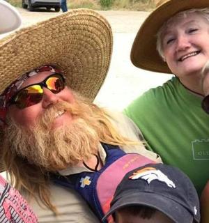 skupina tří lidí v kloboucích a slunečních brýlích