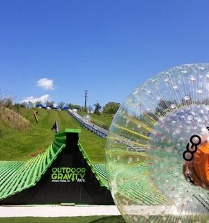 路边的一个大玻璃球