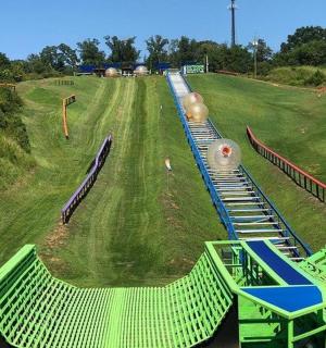 山上有一个假火车的游乐场