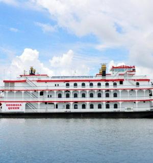 velká bílá výletní loď na vodě