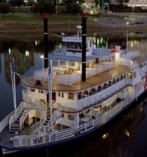 velká loď sedící v noci ve vodě