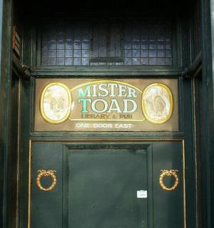 a green door with a misterigil sign on it