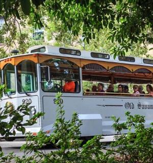 街上挤满了人的无轨电车