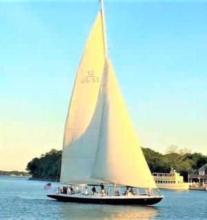 一群人在水中的帆船上