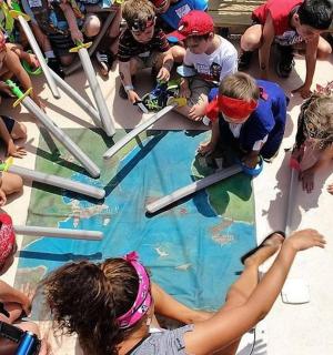 一群人围坐在游泳池边