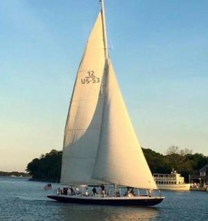 水面上挂着大白帆的帆船