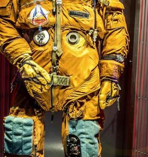 V okně je vystaven kostým astronauta