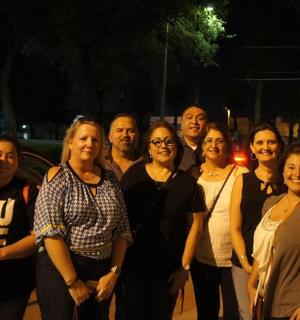 一群人在夜间摆姿势拍照