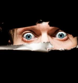 一个蓝眼睛的男人正在看一张纸