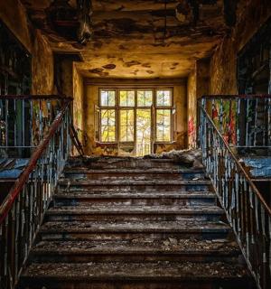 一栋有窗户的老建筑里的楼梯