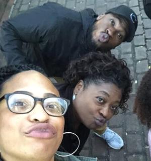 skupina lidí pózujících pro fotografii