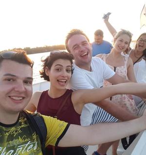 一群人在水中的船上