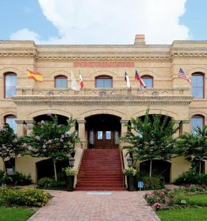 一座前面挂着旗帜的大楼