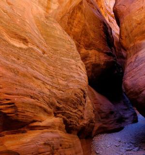 štěrbinový kaňon s červenými skalami v poušti