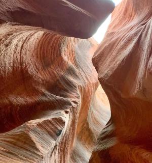 pohled na štěrbinový kaňon v poušti