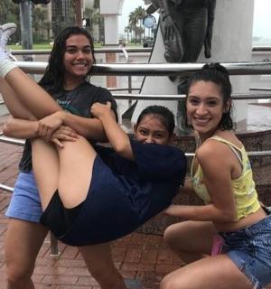 skupina dívek pózujících pro fotku