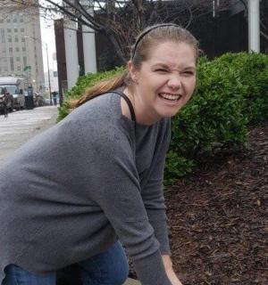 一名女子正在人行道上行走