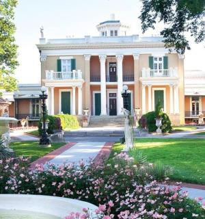 velký dům s fontánou před ním