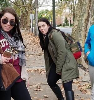 一群人走在街上