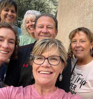 skupina lidí pózujících pro fotografii