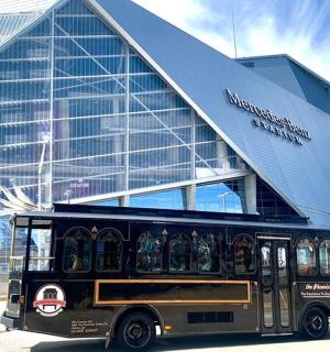 černý autobus zaparkovaný před budovou