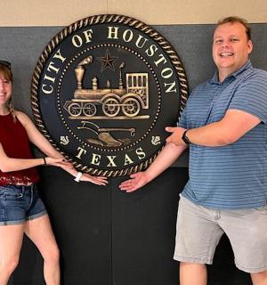 muž a žena stojící před cedulí