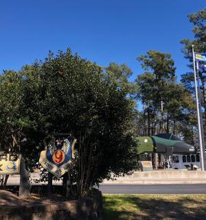 cedule pro park s vlajkou a budovou