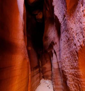 狭缝型峡谷中的狭窄走廊