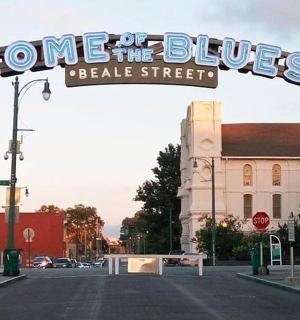 cedule s nápisem „domov blues“ na ulici