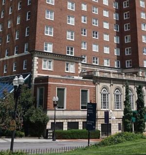 一栋大楼前的一座大型砖砌建筑