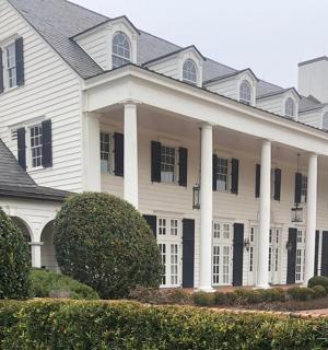 velký bílý dům s bílými sloupy