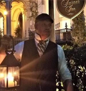 一名男子在建筑物前举着灯