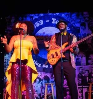 muž a žena na pódiu s kytarou