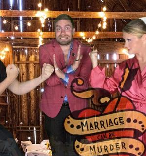 muž a žena stojící vedle muže oblečeného v marmitemitu