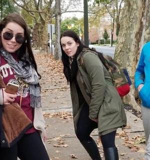 skupina lidí jdoucích po ulici