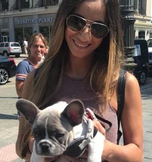 žena držící v náručí malého psa