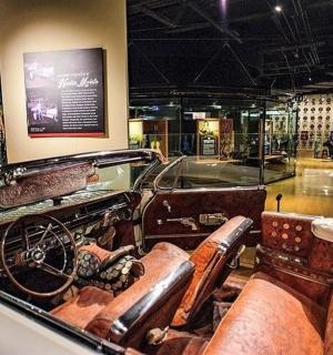 博物馆里展出的一辆老爷车