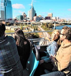 一群人坐在公交车上看着这座城市