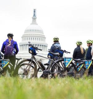 Skupina lidí s koly před budovou Kapitolu