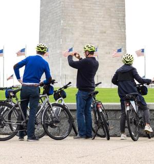 skupina lidí stojících kolem s koly